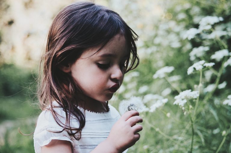 Traumreise, Körperreise für Kinder Mädchen mit Pusteblume