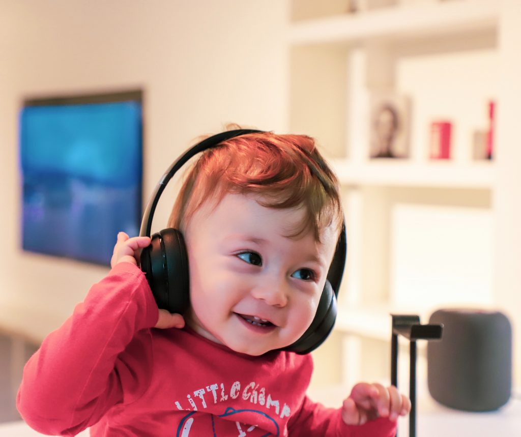 Online Kindergeschichten Junge mit Kopfhörer