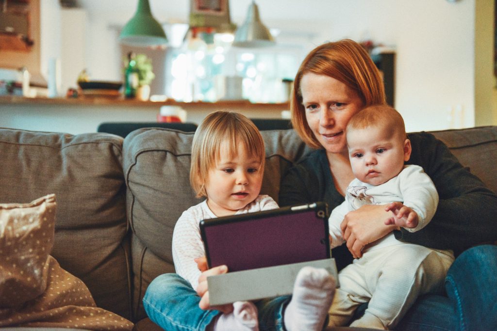 Moderne Kindergeschichten Mama mit Tochter 