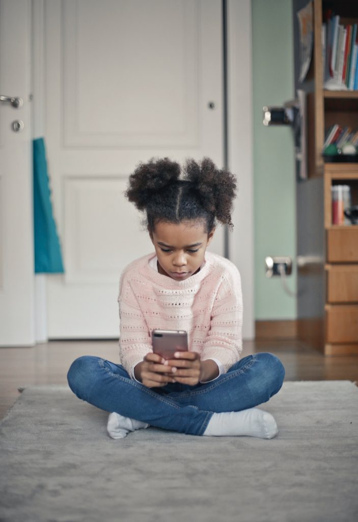 Moderne Kindergeschichten Mädchen mit Handy