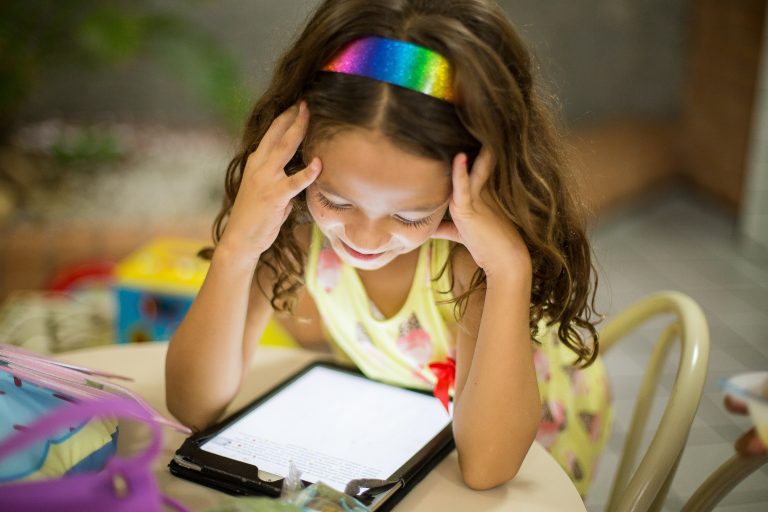 Online Kindergeschichten Mädchen mit Handy