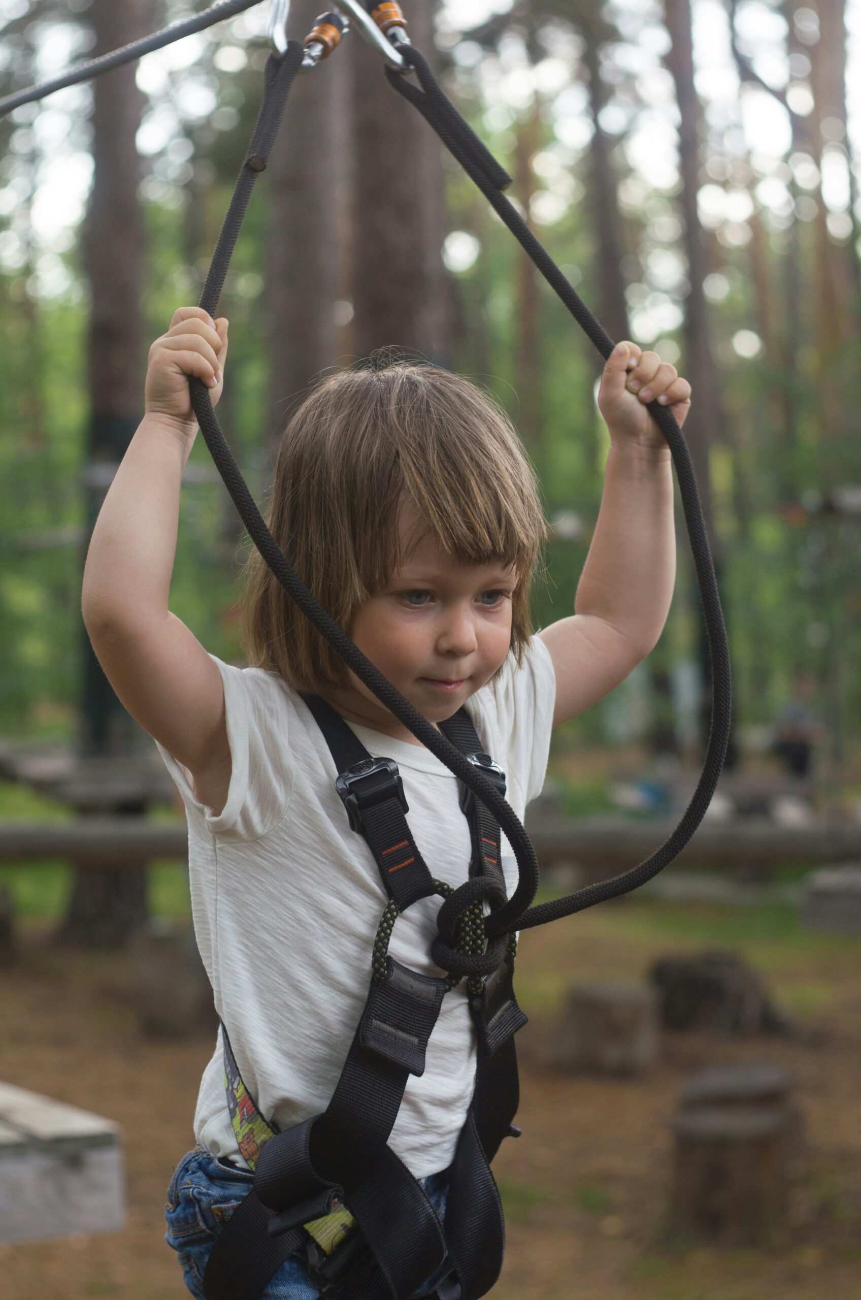 Spannende Kindergeschichten Junge im Kletterpark