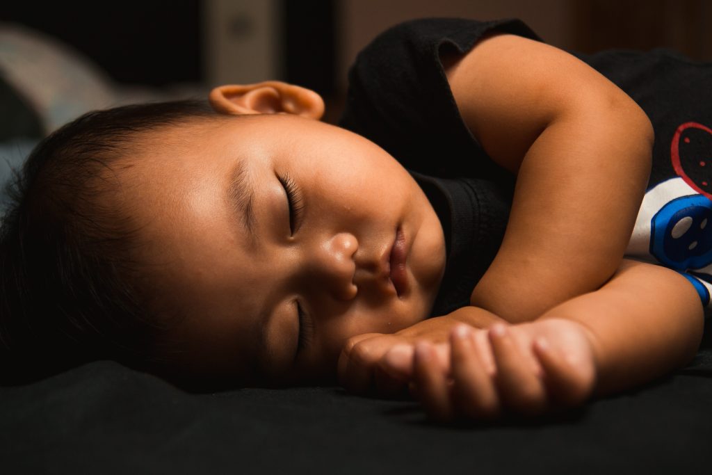 Kurze Vorlesegeschichten für Kinder Kind schläft