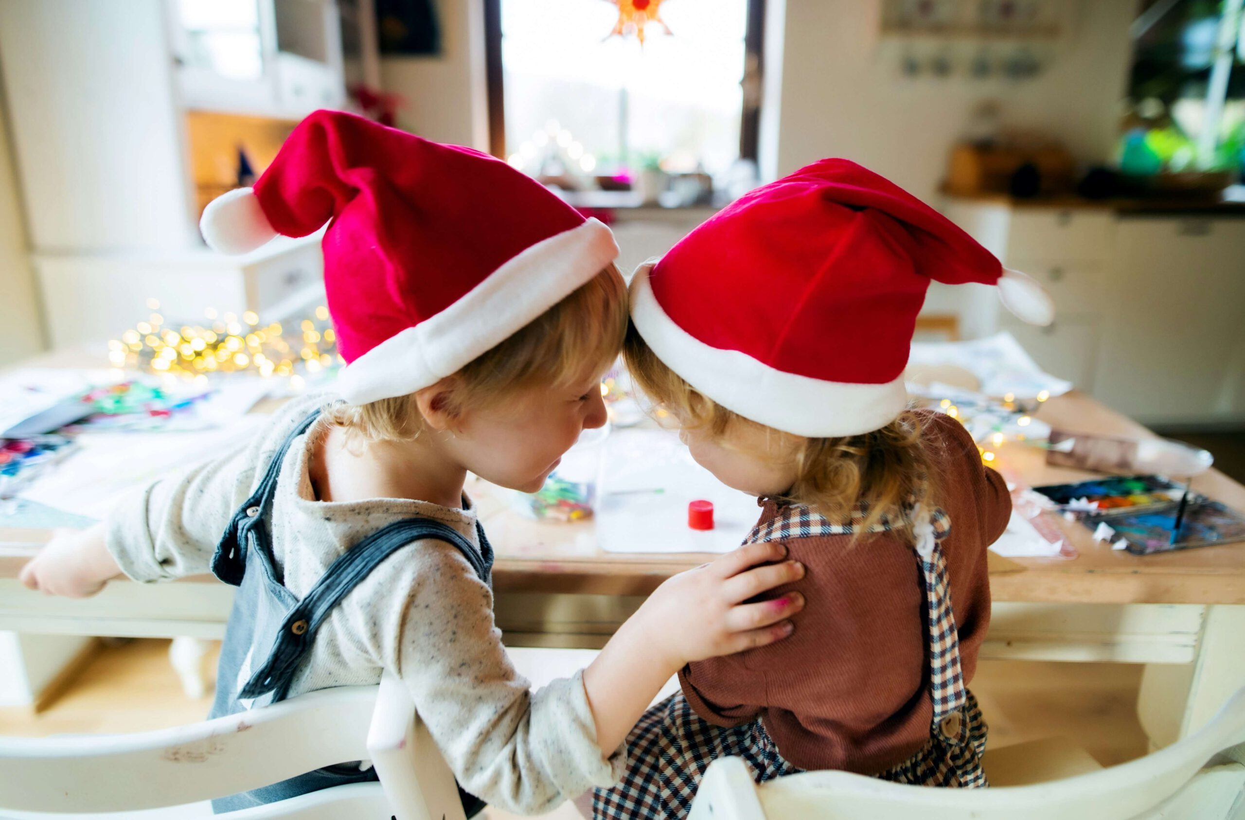 Weihnachtsgeschichten für Kinder Geschwister flüstern