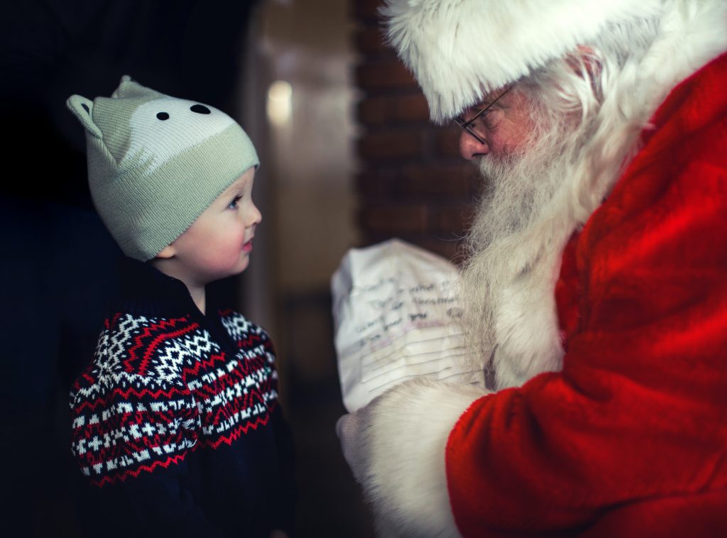 Weihnachtsgeschichten für Kinder Junge mit Weihnachtsmann