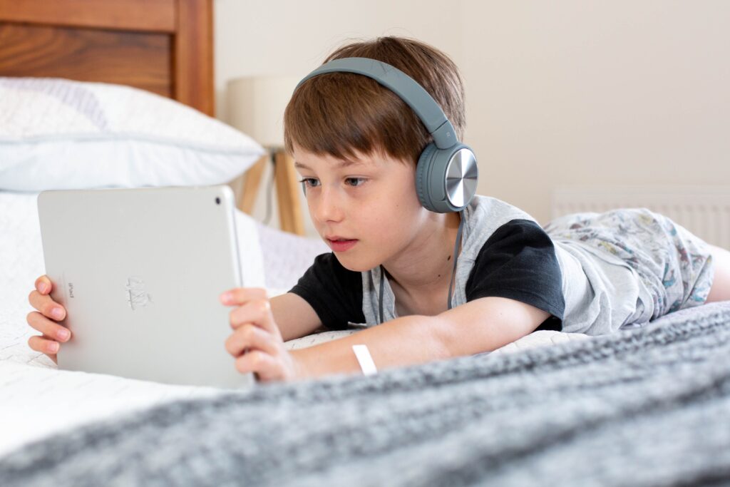 Kurzgeschichten Kinder Junge mit Kopfhörer