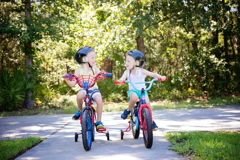 Kurzgeschichten zum Vorlesen zwei Kinder auf dem Fahrrad