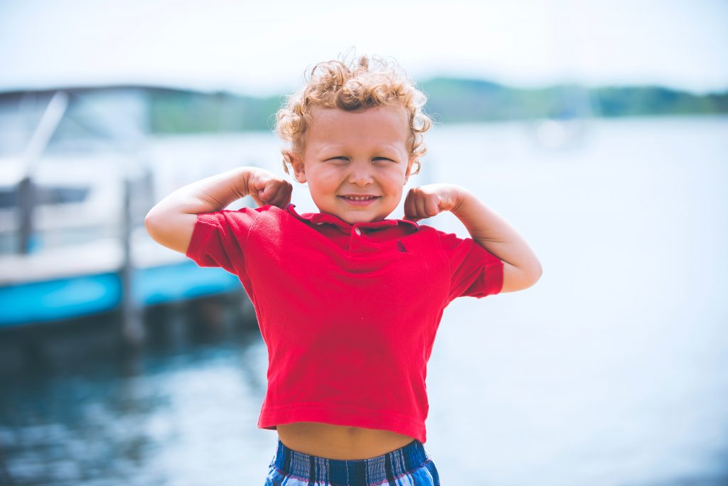 Lustige Kindergeschichte Junge als Superheld