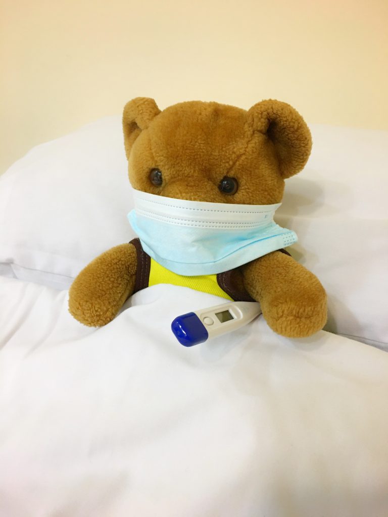 Kindergeschichte Krankenhaus Teddy mit Maske
