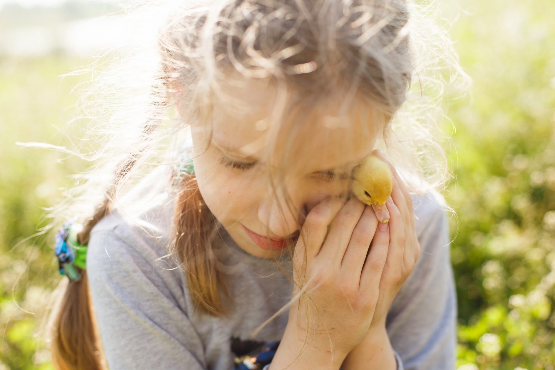 Ostergeschichte für Kinder Mädchen mit Küken