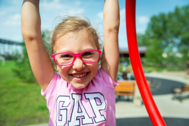 Lustige Kindergeschichte Kind auf dem Spielplatz