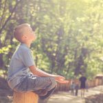 Traumreisen für Kinder Junge meditiert