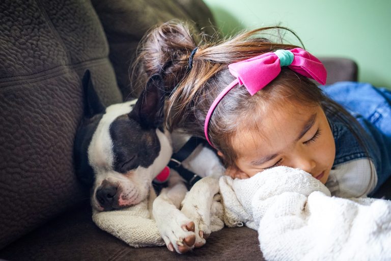 Kindergeschichte Monster Mädchen schläft mit Haustier im Arm