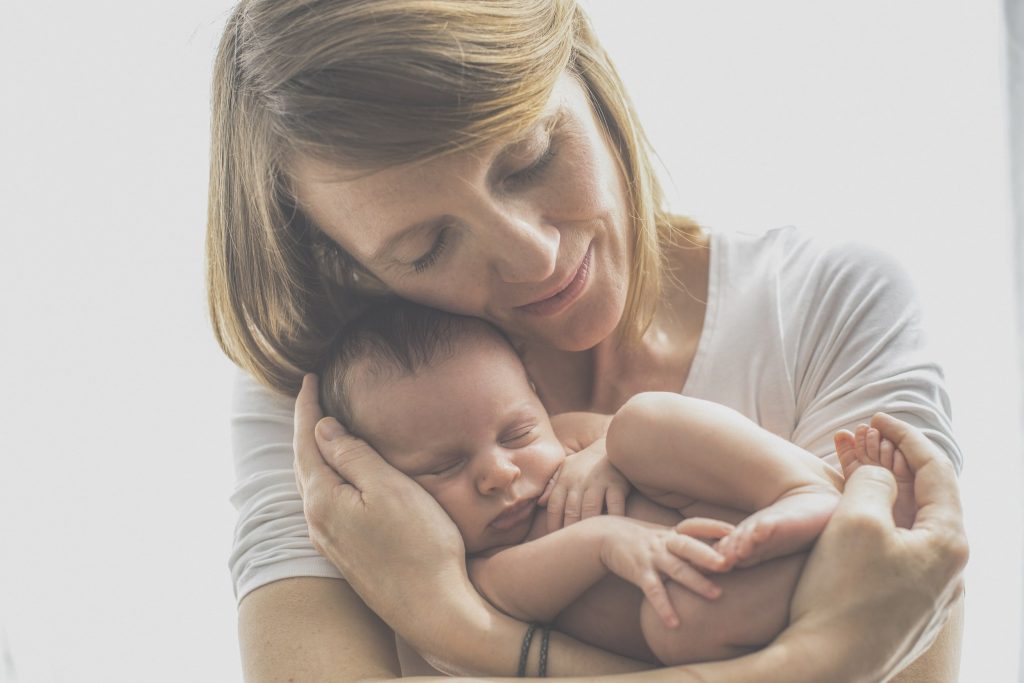 Kindergeschichten gegen Alpträume Mama mit Kind im Arm