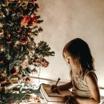 Kindergeschichten Weihnachten Mädchen unter dem Weihnachtsbaum