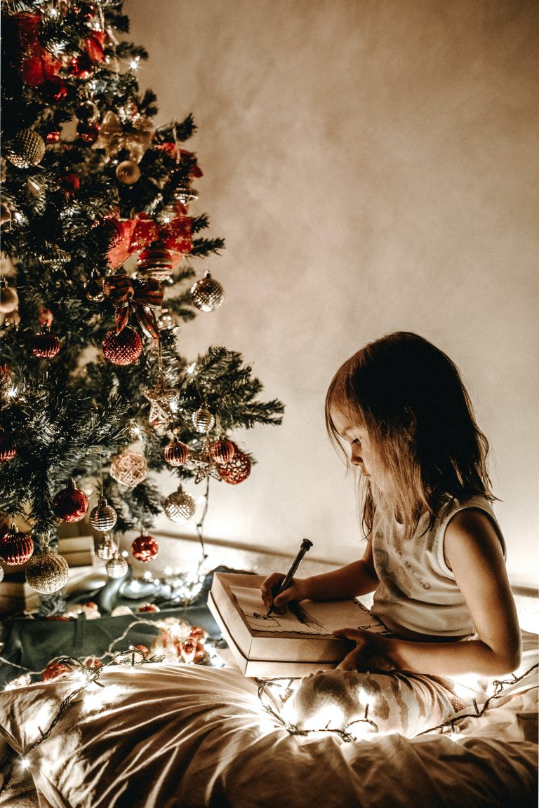 Kindergeschichten Weihnachten Mädchen unter dem Weihnachtsbaum
