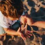 Kindergeschichten zum Vorlesen Junge im Sand