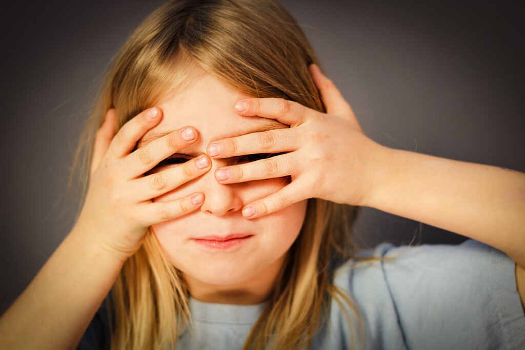 Kurze Freundegeschichte für Kinder Mädchen spielt Verstechen