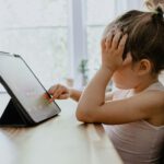Mein Kind hat Angst vor der Schule Mädchen an iPad