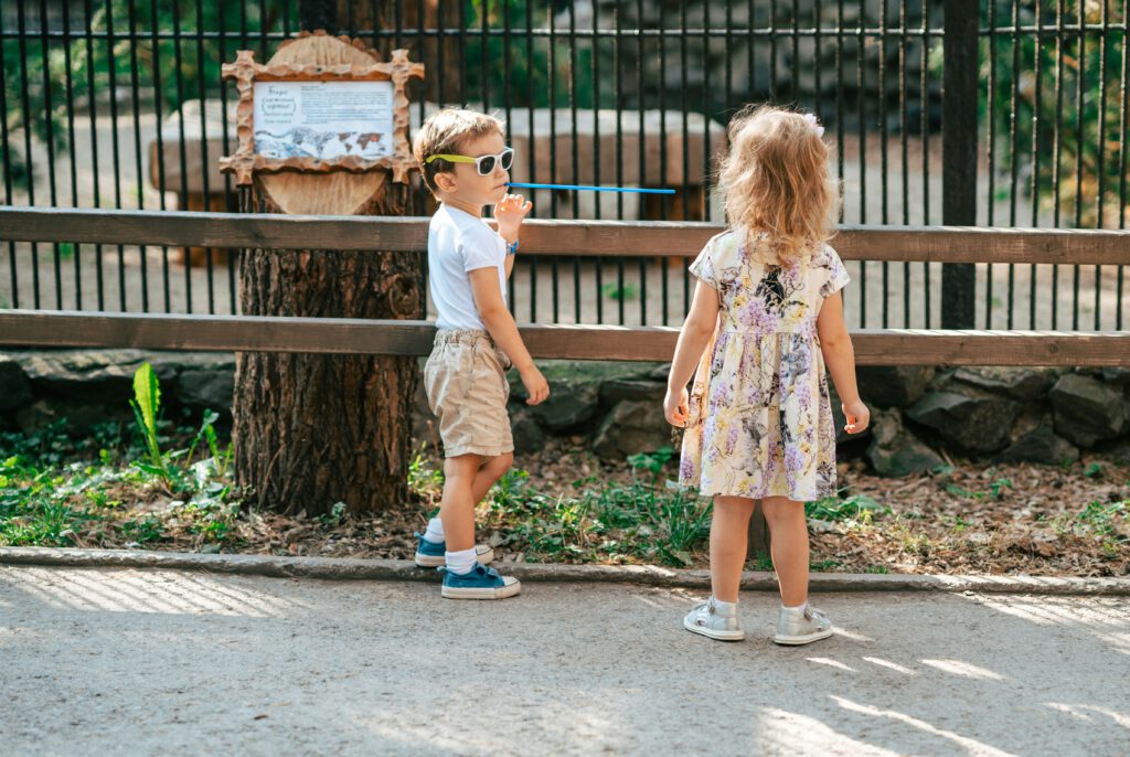 Lustige Kindergeschichte Zwei Kinder im Zoo