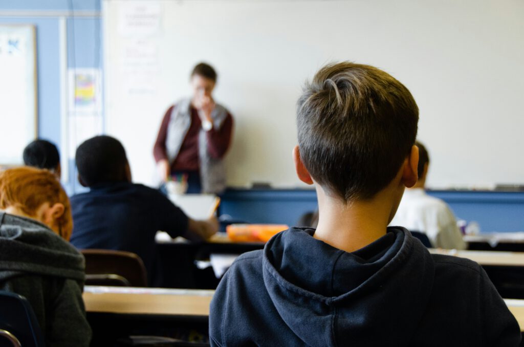 Schulgeschichte zum Vorlesen Junge im Klassenzimmer