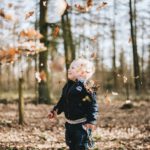 Herbstgeschichten für Kinder Kind im Laub