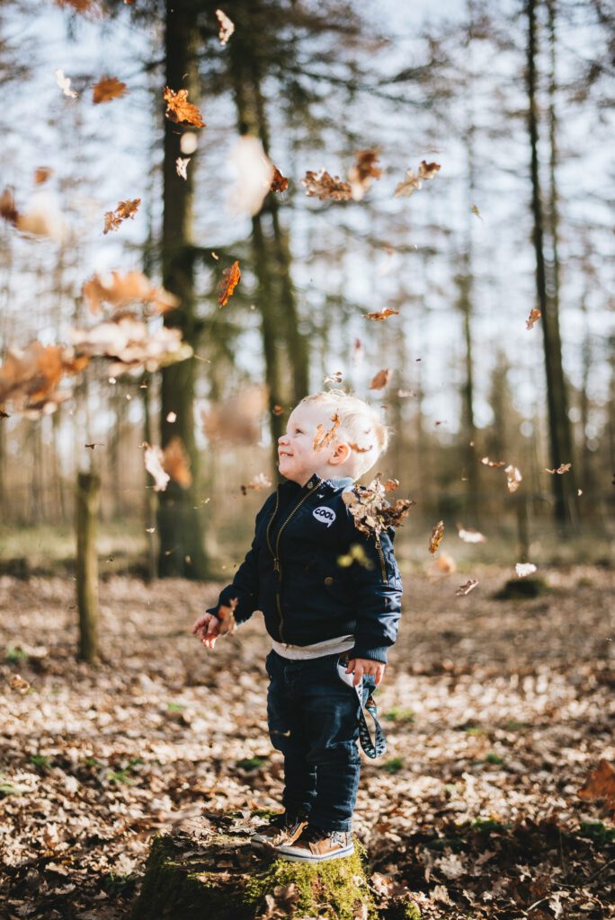 Herbstgeschichten für Kinder Kind im Laub