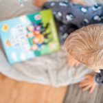 Warum Vorlesen für Kinder so wichtig ist Junge mit Buch