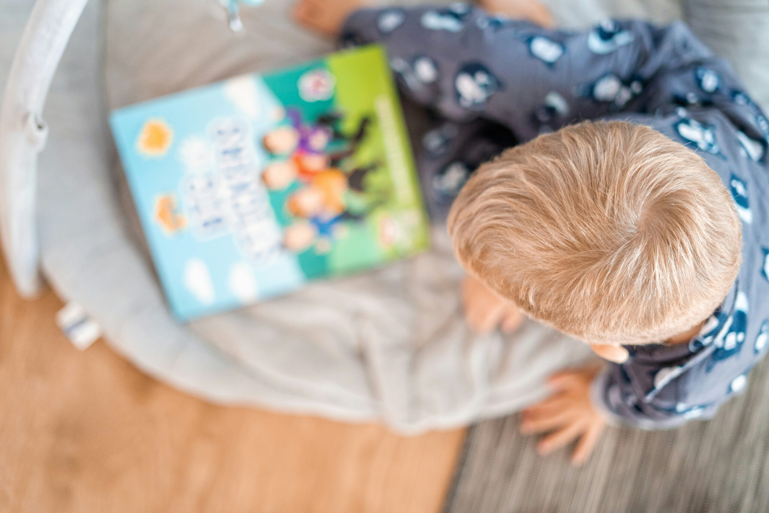 Warum Vorlesen für Kinder so wichtig ist Junge mit Buch