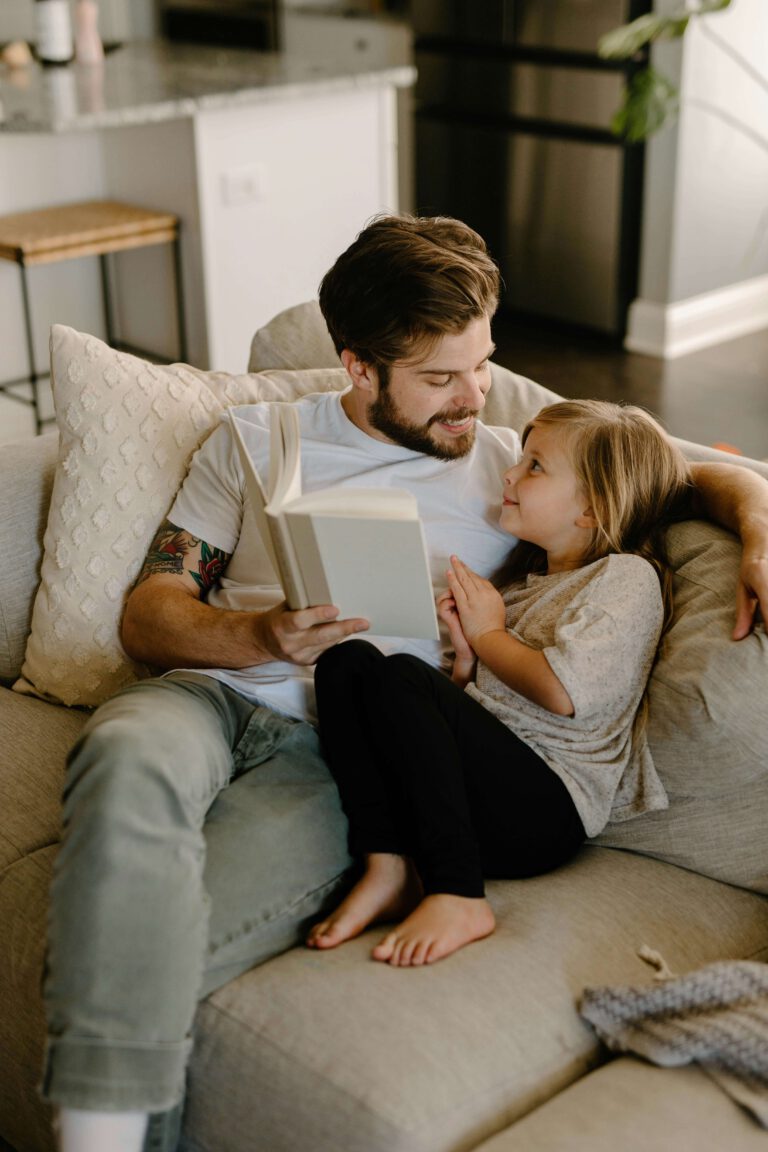 Schöne Vorlesegeschichten für Kinder Papa und Tochter mit Buch