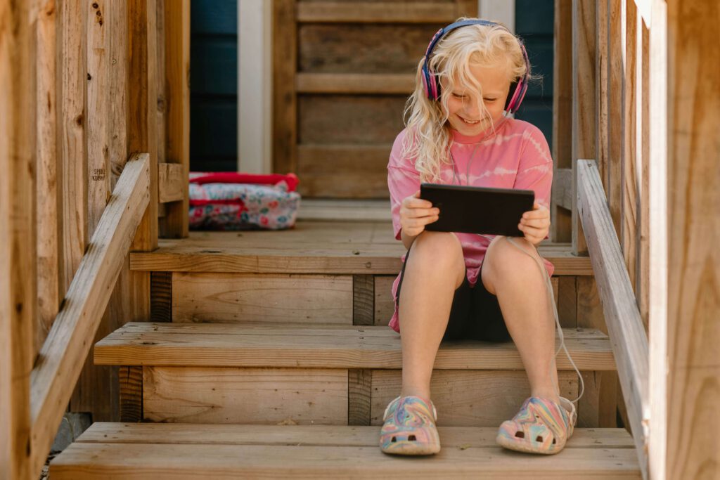 Vorlesegeschichten für Kinder Mädchen mit iPad