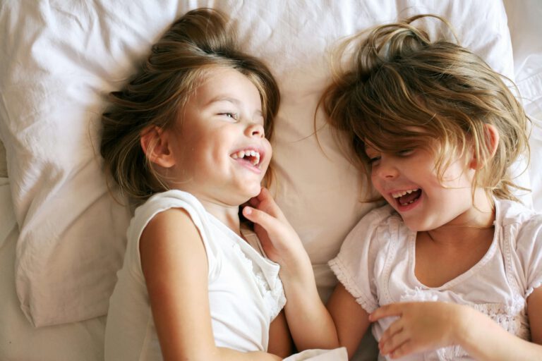 Kurze Gute Nacht Geschichten für Kinder Zwei Mädchen albern im Bett herum