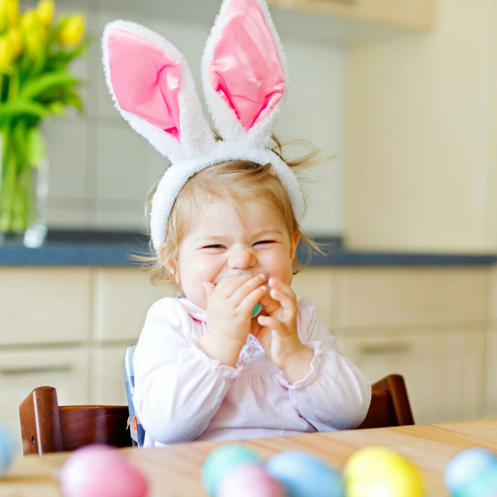 Kurze Ostergeschichten für Kinder Kind als Osterhase verkleidet