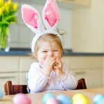 Kurze Ostergeschichten für Kinder Kind als Osterhase verkleidet