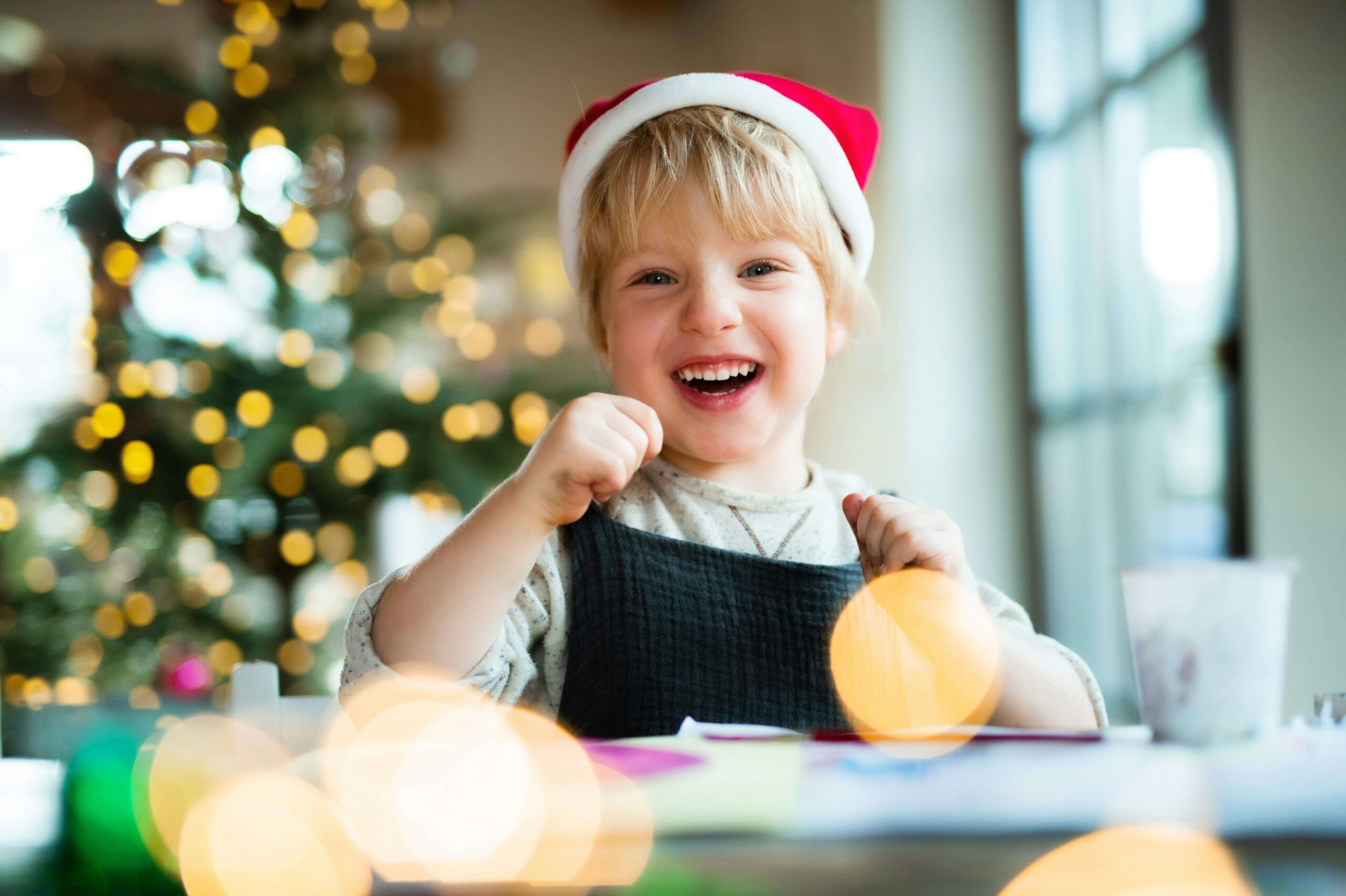 Kurze Weihnachtsgeschichten für Kinder Junge mit Nikolaus Mütze