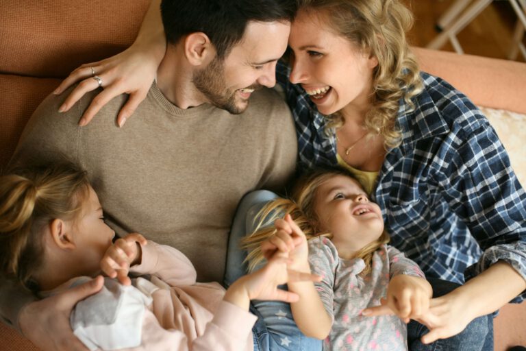 Kurze Kindergeschichten lesen Familie