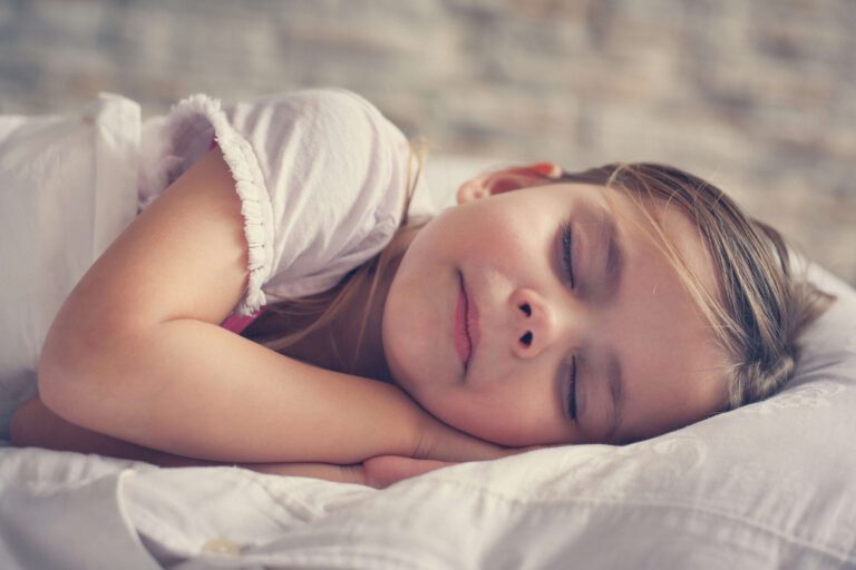 Gute Nacht Geschichten zum Vorlesen Mädchen schläft