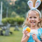 Ostergeschichten für Kinder zum Vorlesen Mädchen mit Hasenohren und Osterei