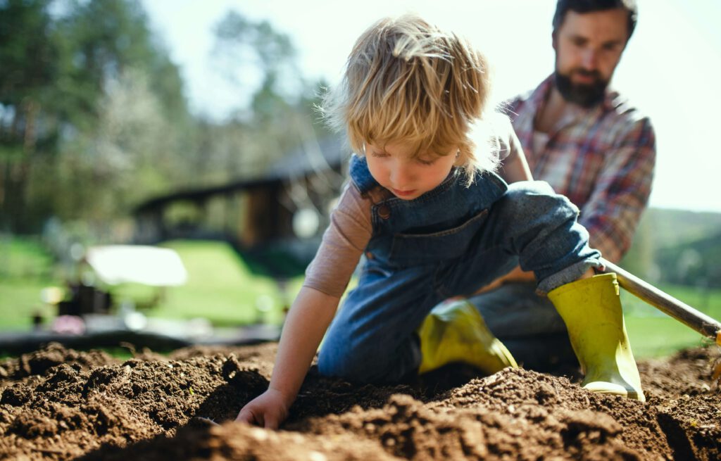 Spannende Kindergeschichten Junge spielt