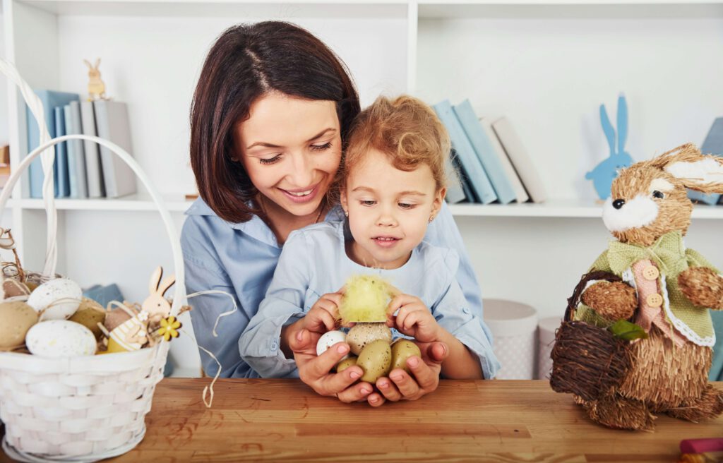 Lustige Ostergeschichten für Kinder eine Mama bemalt mit ihrem Sohn das Ei