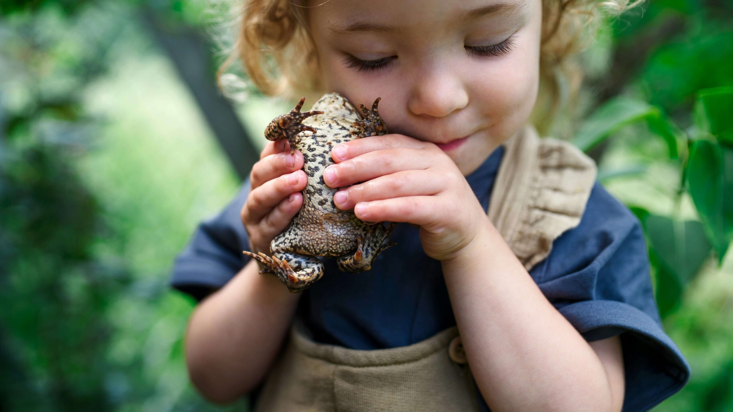 Kindergeschichten mit Tieren Mädchen mit Frosch