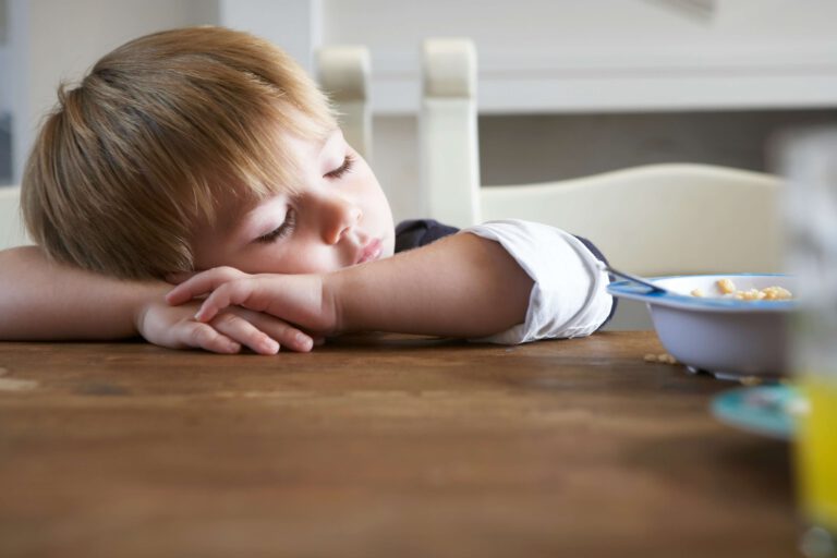 Kurzgeschichten für Kinder Junge schläft am Tisch