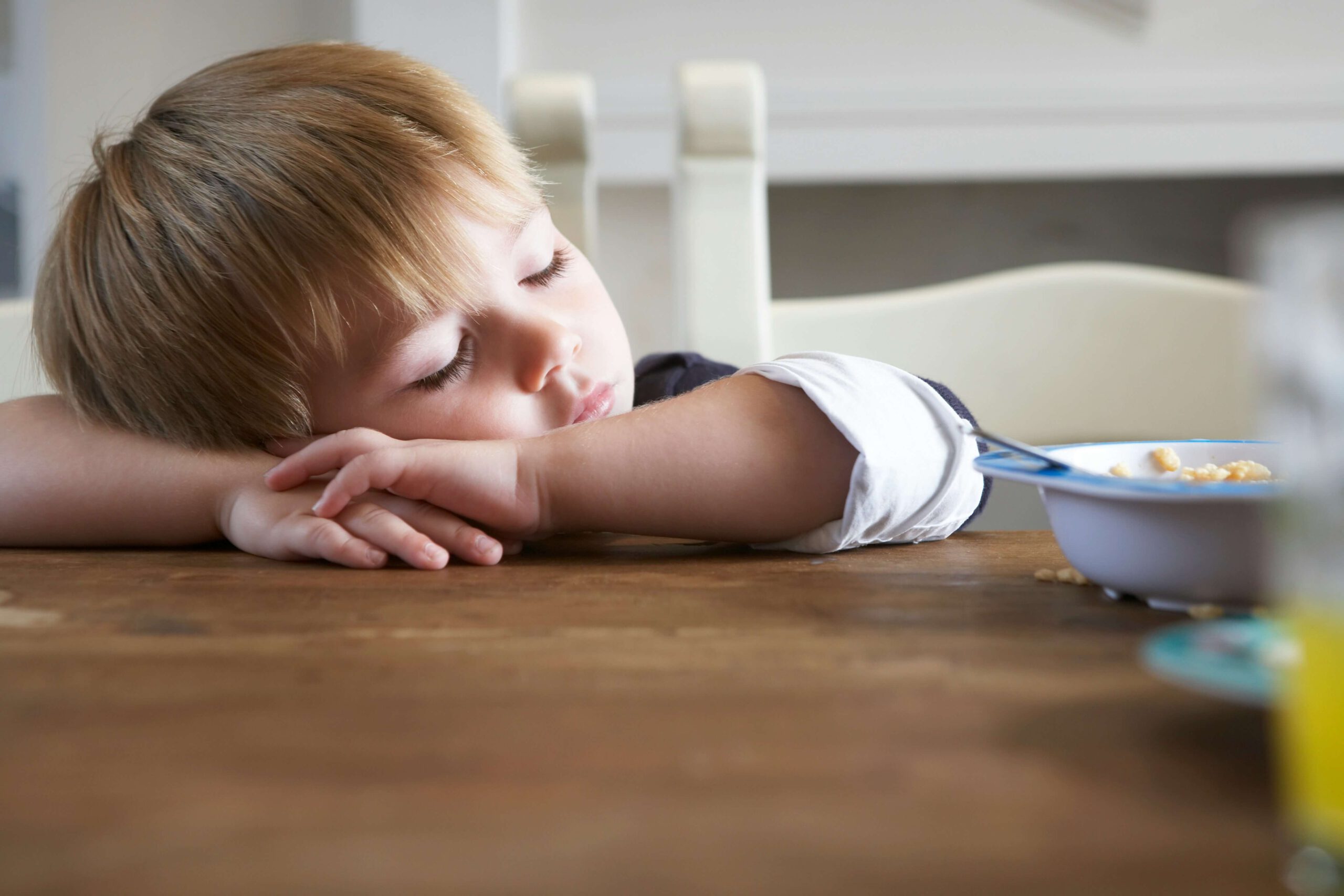 Kurzgeschichten für Kinder Junge schläft am Tisch