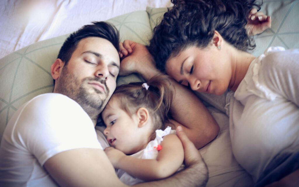 Kindergeschichten bei Gewitter Familie kuschelt