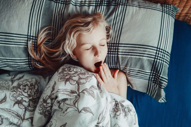 Kindergeschichten gegen Alpträume Mädchen schläft