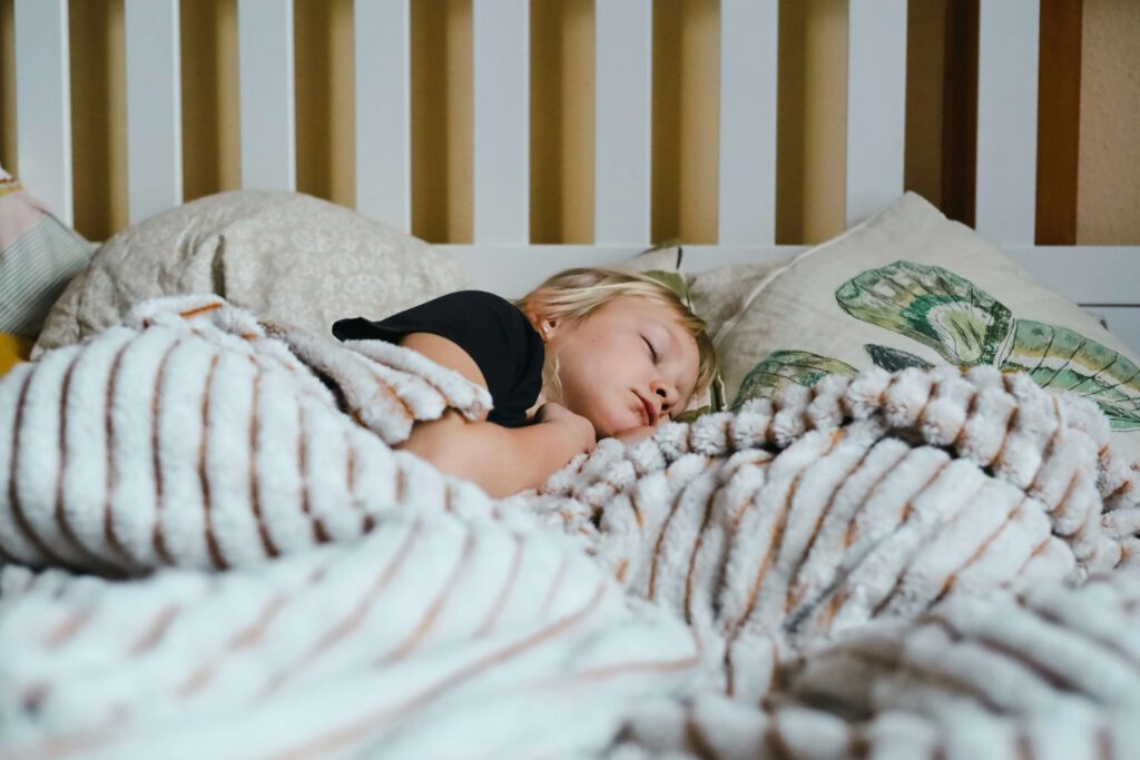 Geschichten zum Vorlesen Junge schläft im Bett