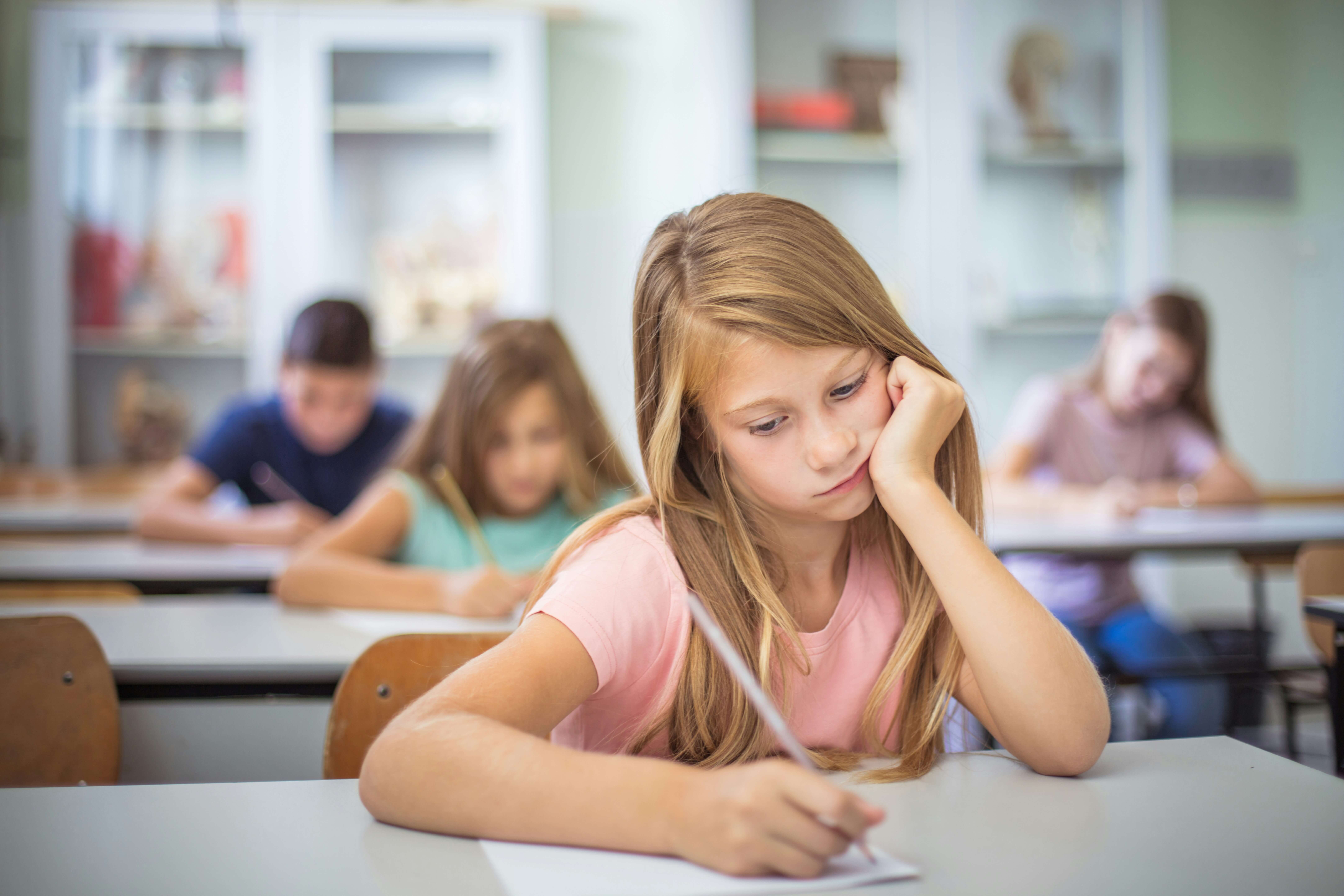 Mädchen hat Angst vor der Schule 2