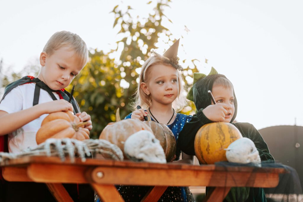 Halloweengeschichten für Kinder - verkleidete Kinder